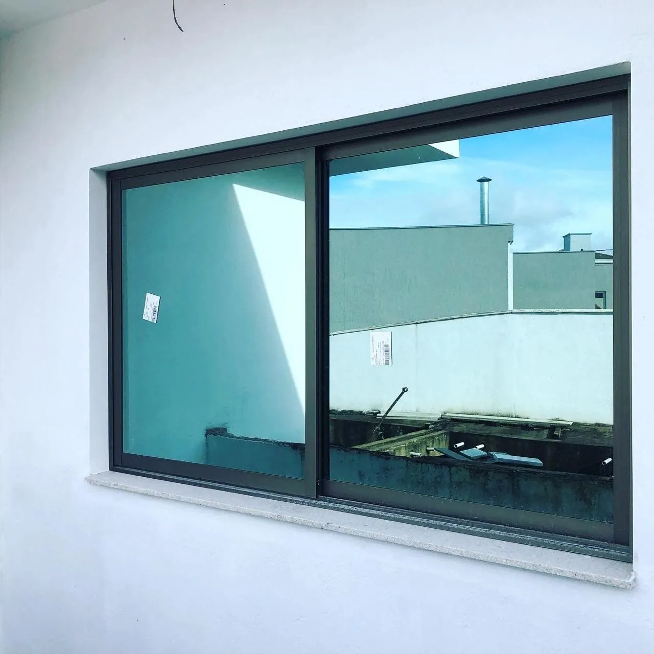 Janela de correr em alumínio com vidro instalada pela Alumarc