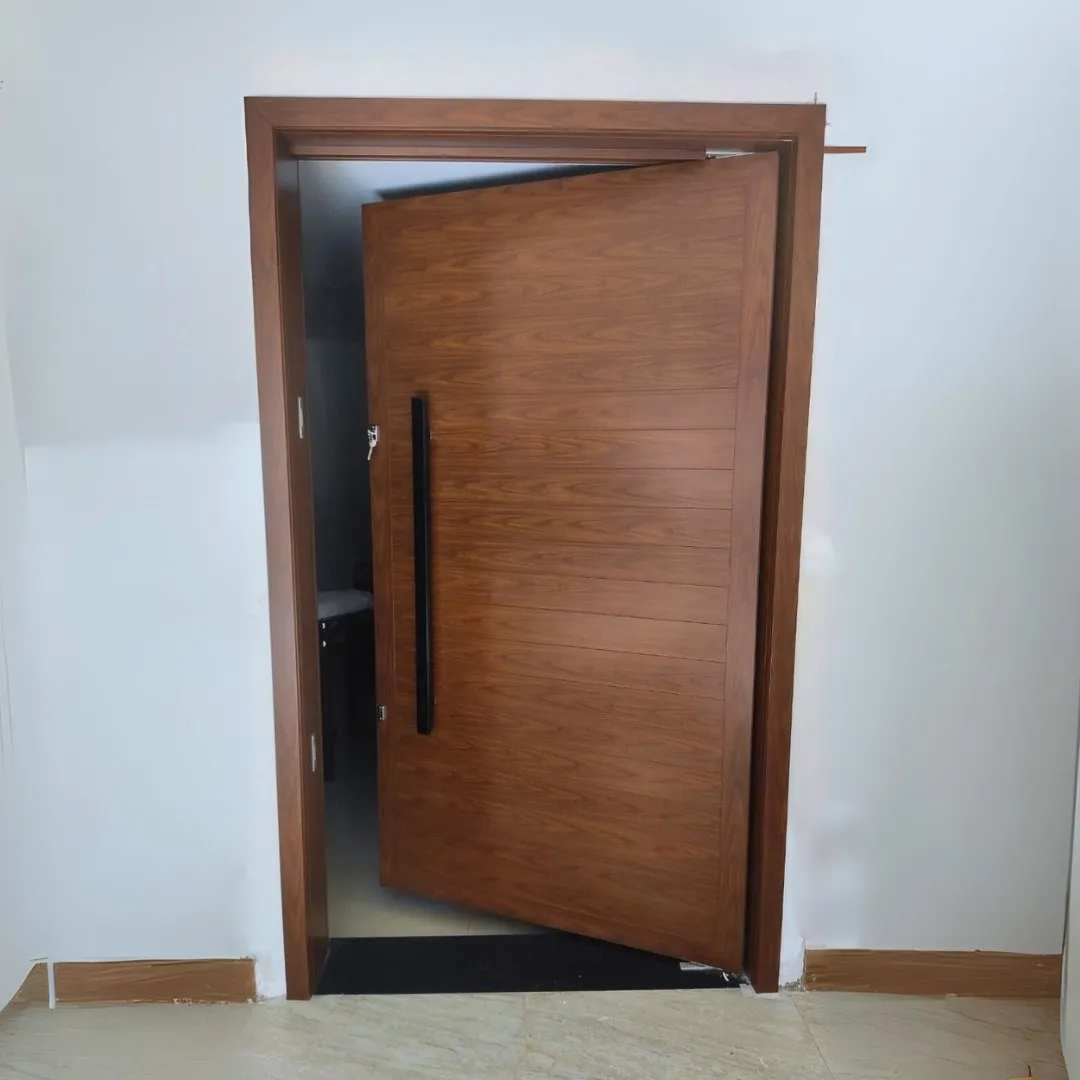 Porta pivotante de alto padrão com acabamento amadeirado